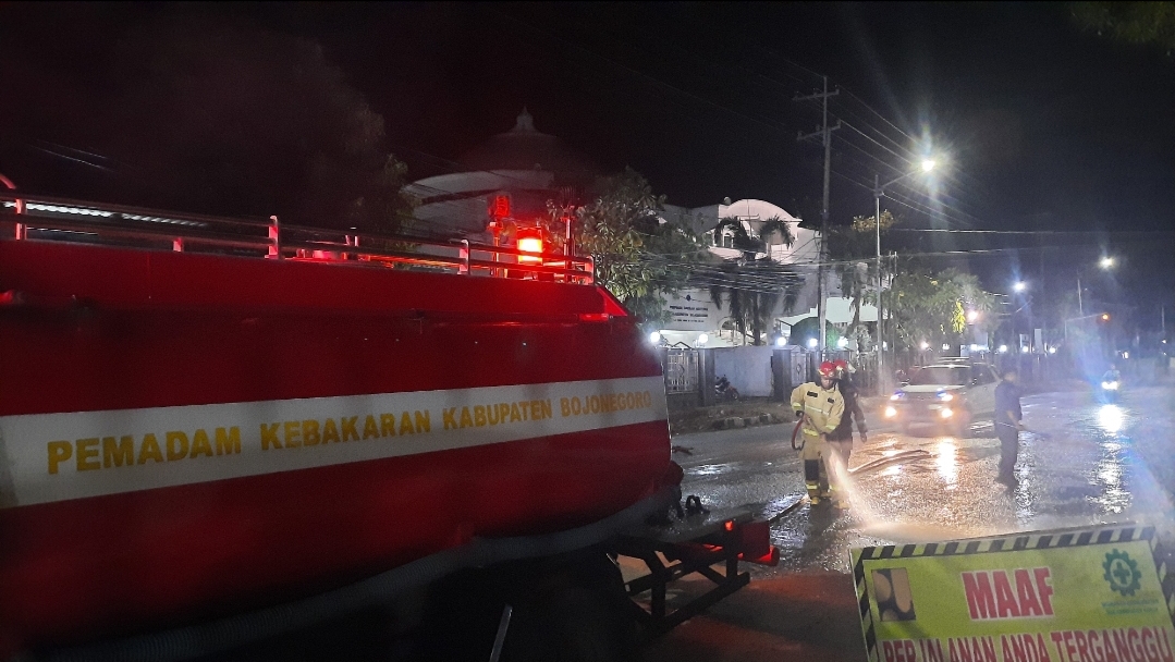 Jalan Teuku Umar Bojonegoro Dibersihkan untuk Salat Ied