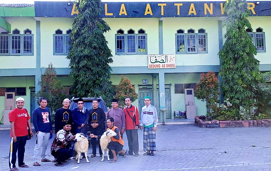 IKAMI ATTANWIR Serahkan Kurban Alumni ke Pengasuh