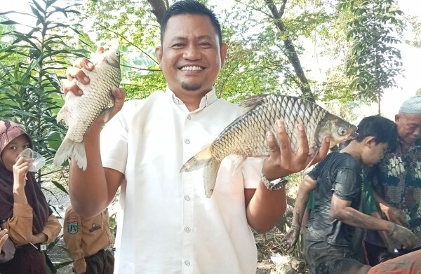 Tebar Benih Ikan, Disnakkan Ajak Warga Dukung Program Gemarikan