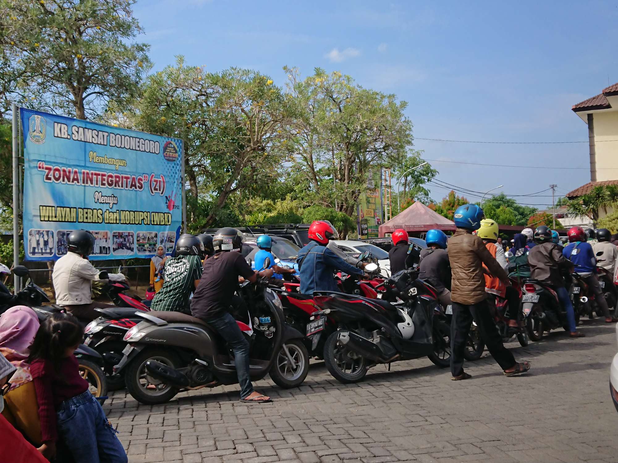 Pemutihan, Ratusan Masyarakat Antre Mengular di Samsat