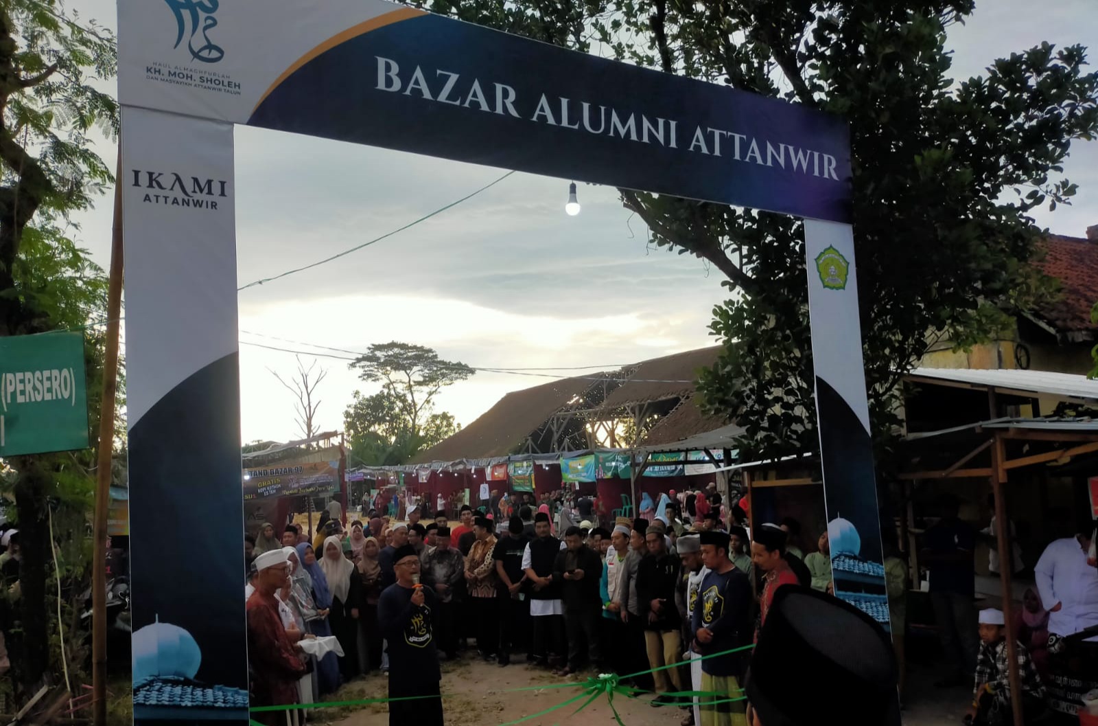 Bazar Alumni Attanwir Resmi Dibuka