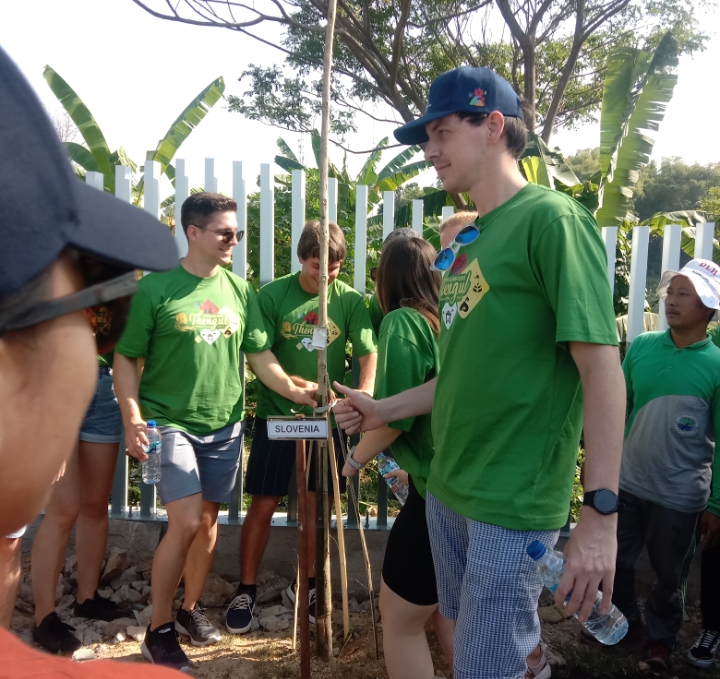 Turis 4 Negara Tanam Pohon di Taman Bengawan Solo