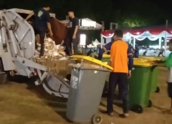 DLH Sigap Siapkan 20 Troli Sampah Usai Pembukaan Bojonegoro Thengul Internasional Folklore Festival