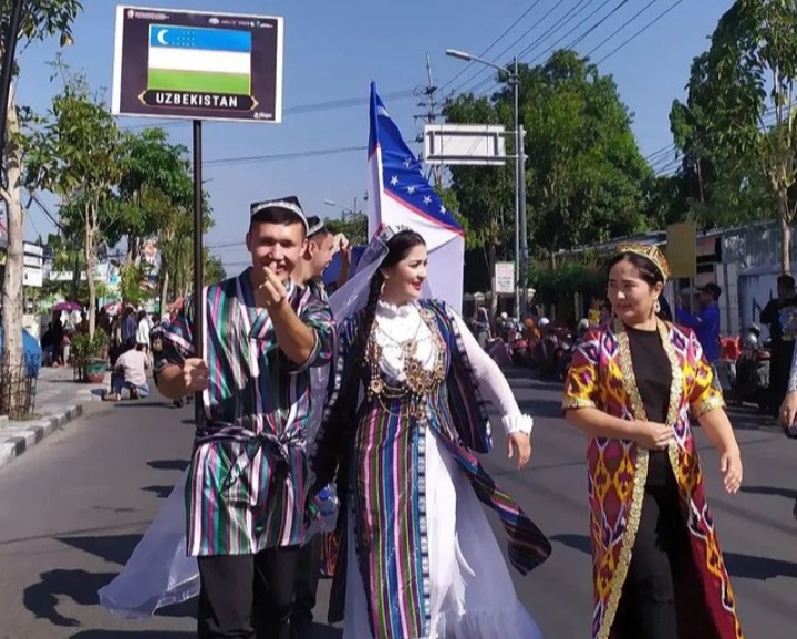 Kelelahan Usai Mengikuti Parade B-TIFF WNA Asal Uzbekistan Dilarikan Ke ...