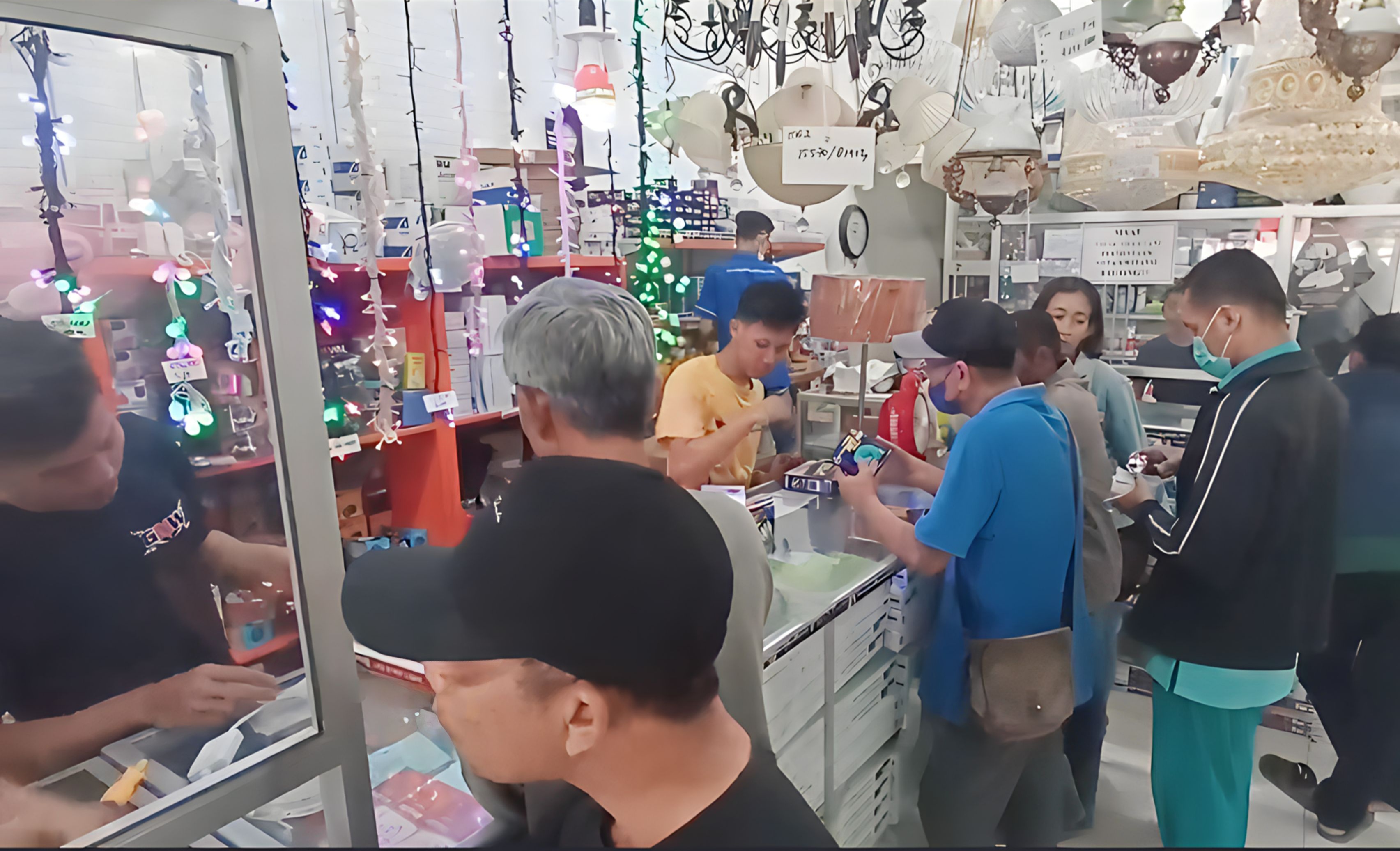 Berkah Hari Kemerdekaan, Penjual Lampu Hias Ramai Pembeli