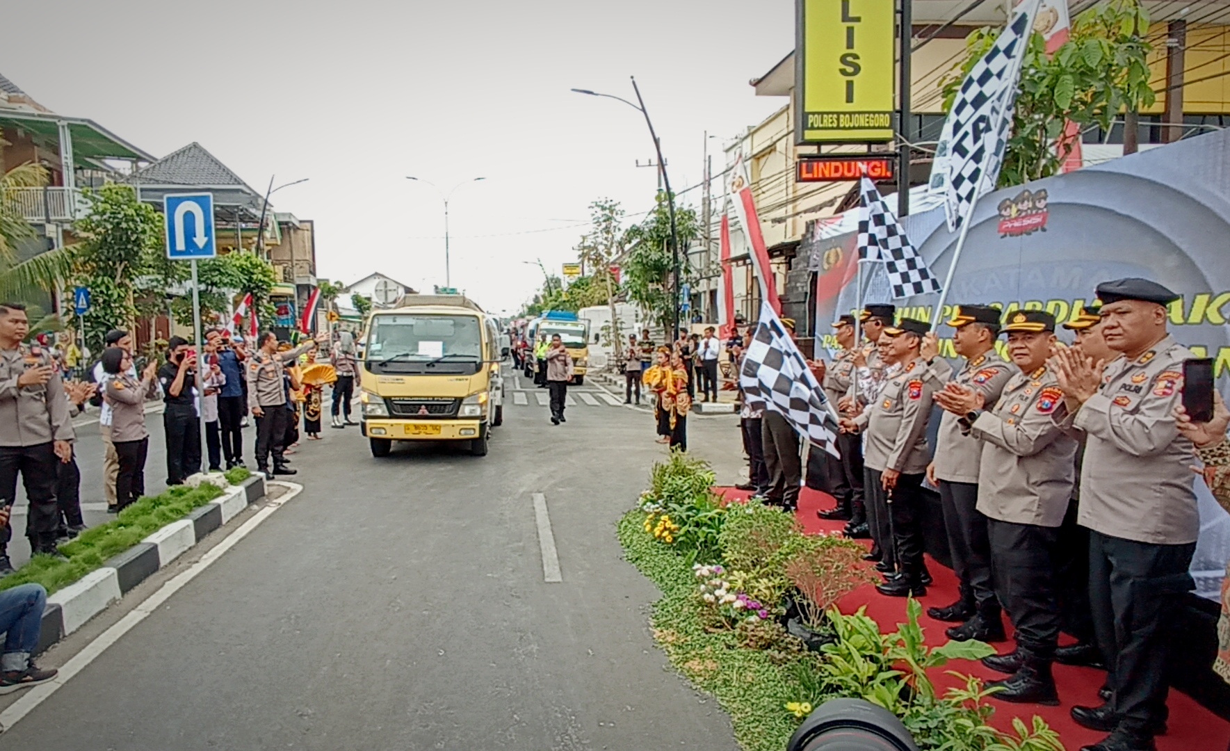 Akpol 95 Salurkan 25 Truk Air Bersih untuk Warga Bojonegoro