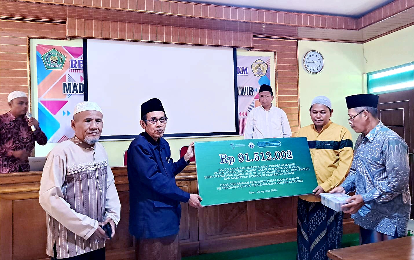 Rp91,5 Juta Diserahkan ke Pengasuh Ponpes Attanwir