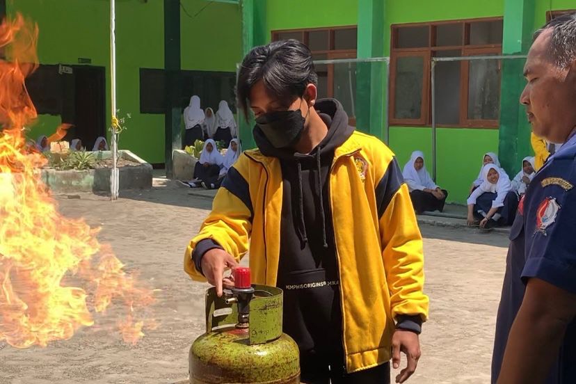 KKN-T Unigoro Gelar Edukasi Penanganan Kebakaran dan Hewan Liar