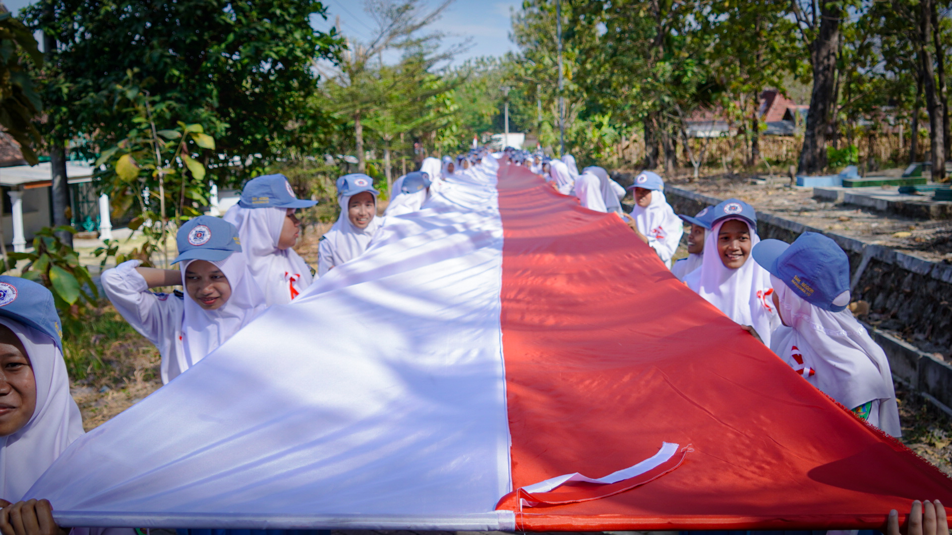 Masyarakat Samin Bojonegoro Kirab Bendera Merah Putih 78 Meter