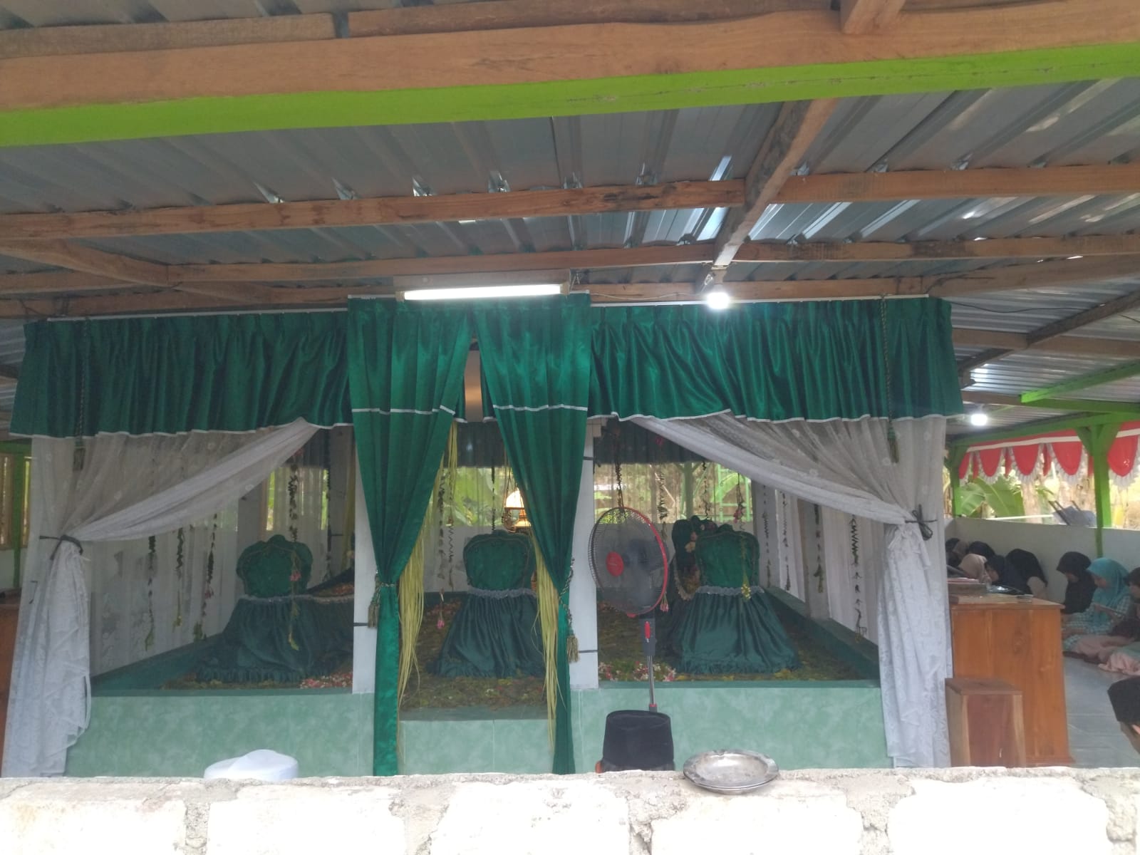 Warga Ramai Ziarah ke Makam Syekh Ali Mahrus