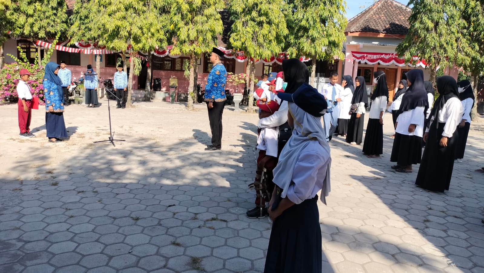 Antusias Siswa, Guru Hingga Walmur SLBN Sugihwaras Ikuti Upacara 17 Agustus