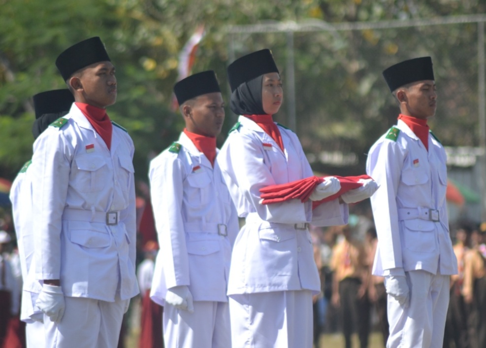 Bangga, Siswa SMA Islam Temayang Jadi Pengibar Bendera Upacara HUT RI di Kecamatan Temayang