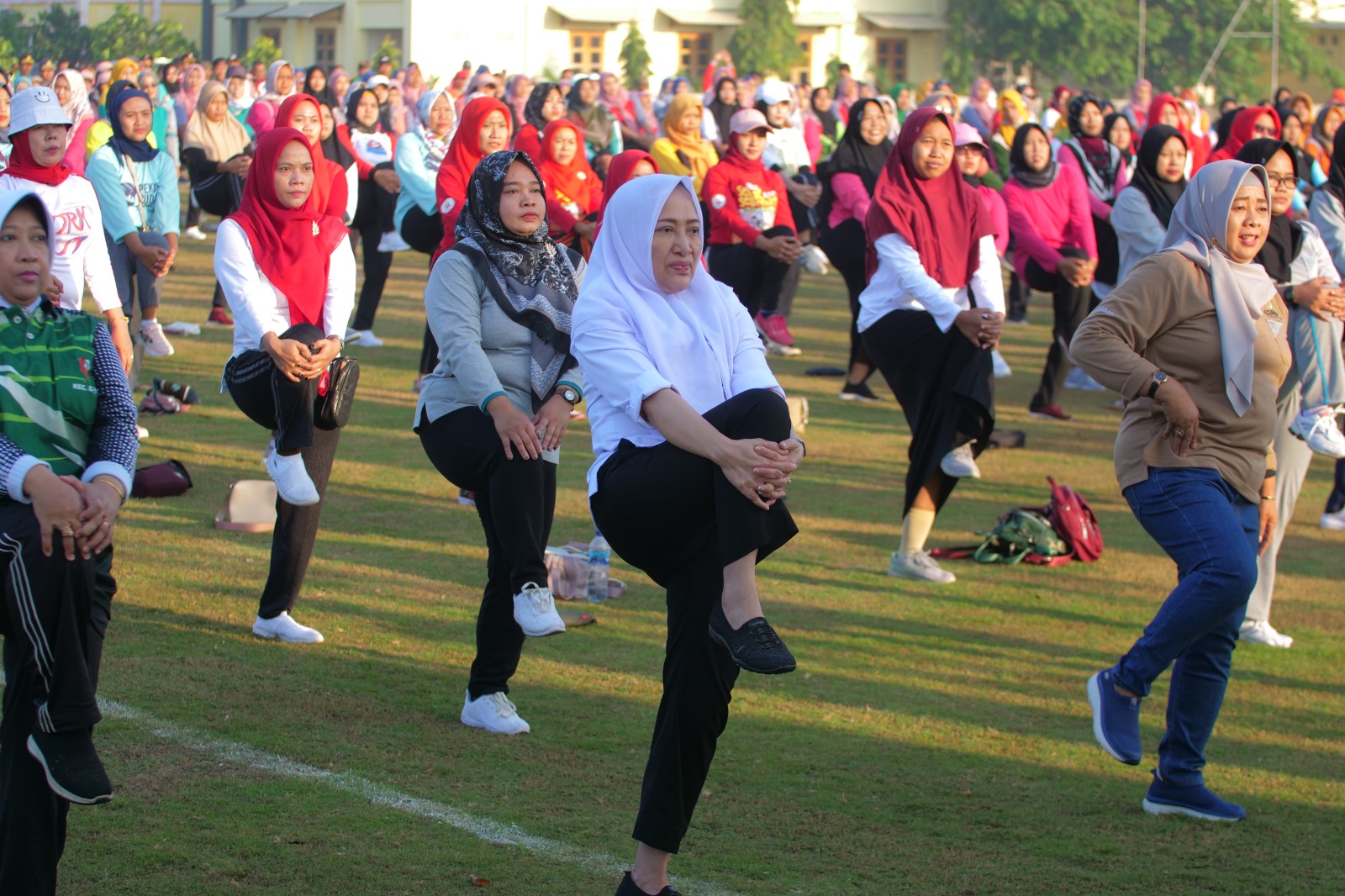 Bangkitkan Energi Positif, Bupati Anna Ajak Emak-Emak Senam Bersama