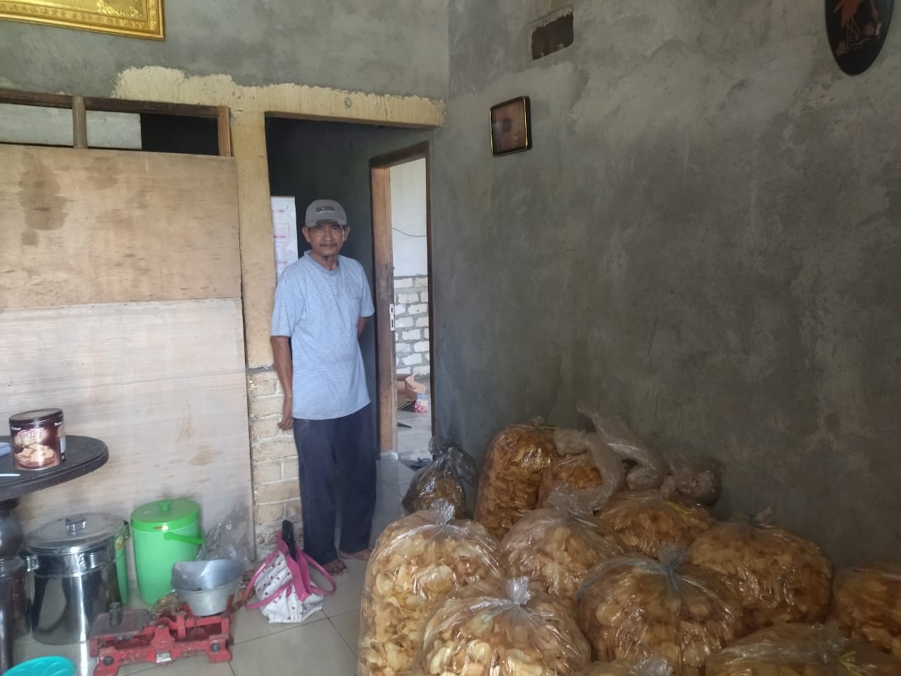 Mengintip Dapur Produksi Kripik Singkong di Mayangkawis