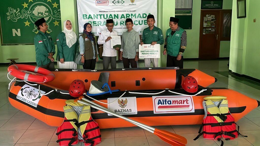 LAZISNU PBNU Serahkan Perahu Karet untuk LAZISNU PCNU Bojonegoro