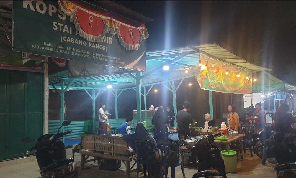 Ramainya Lesehan Bu Emi di Tejo Kanor