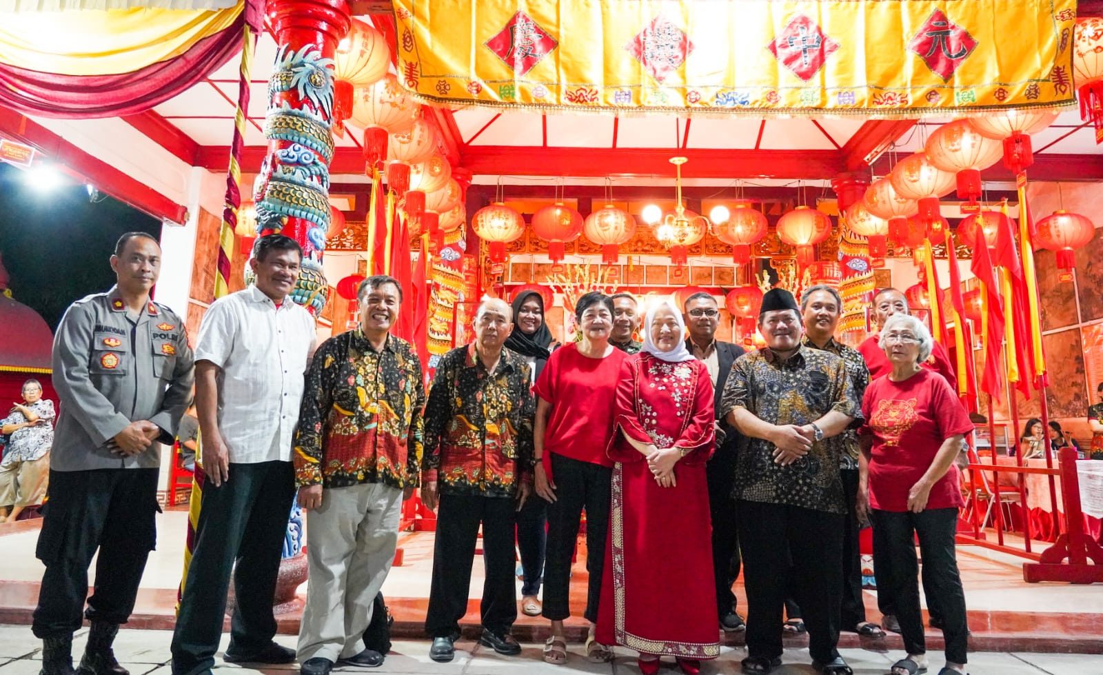 Kenakan Outfit Tionghoa, Bupati Anna Nonton Wayang Bersama