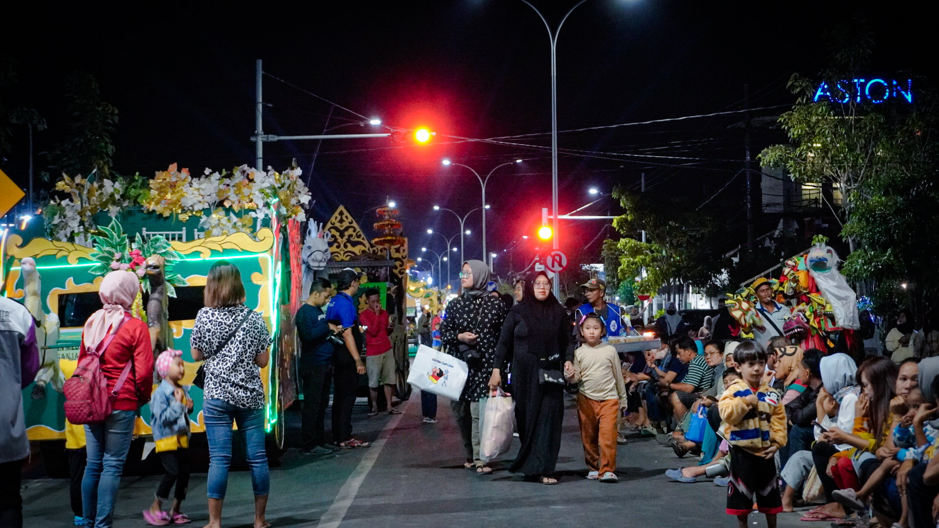 Ratusan Warga Bojonegoro Berjubel di Sepanjang Jalan Thamrin