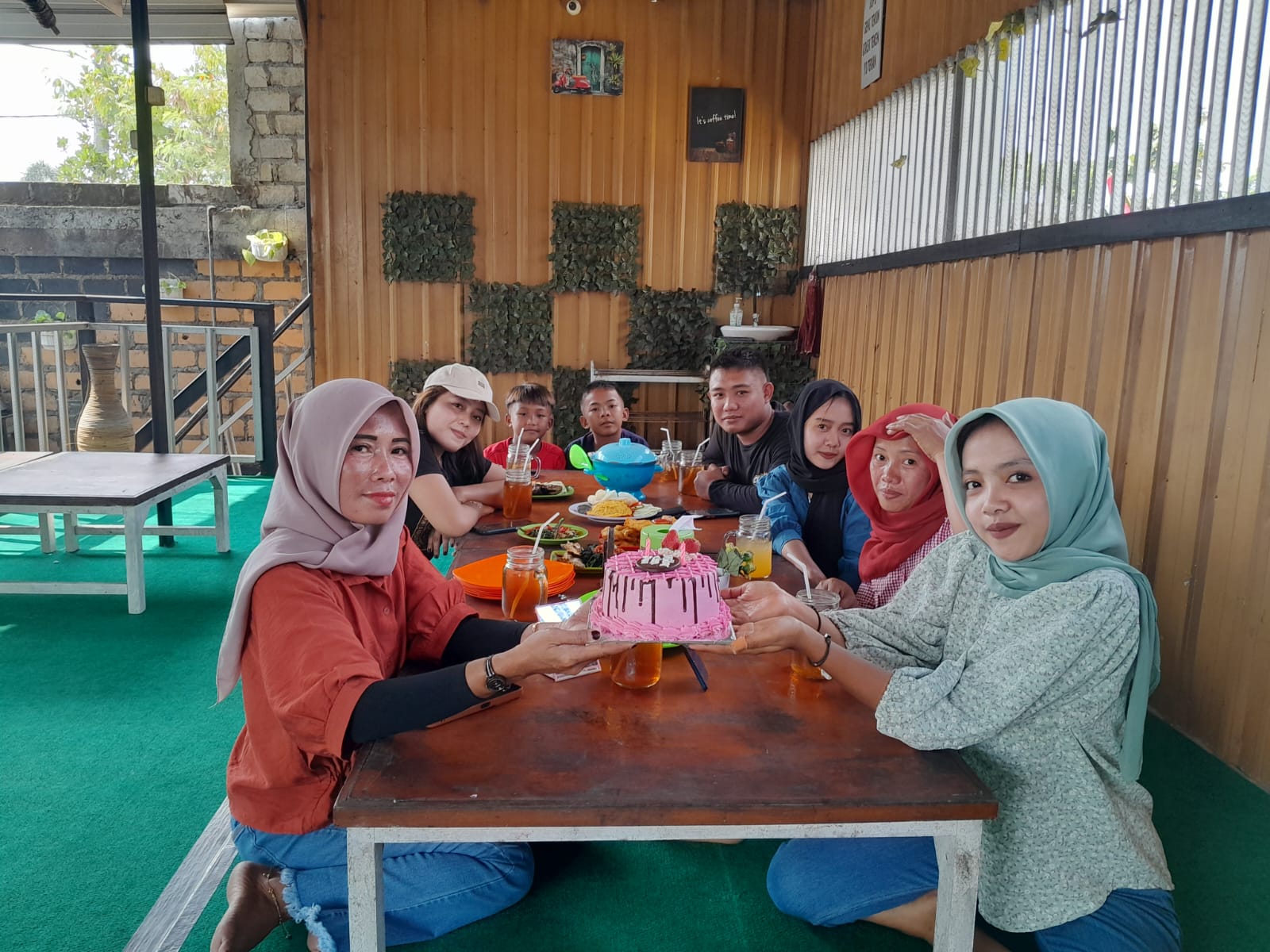 Minuman Hangat Wedang JOKOWI jadi Menu Andalan Cafe dan Resto Daun Muda