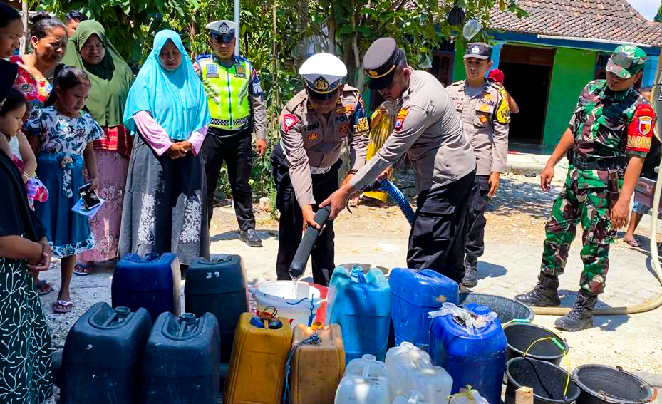 Jelang HUT Lantas ke-68, Satlantas Bojonegoro Salurkan 24 Ribu Liter Air Bersih