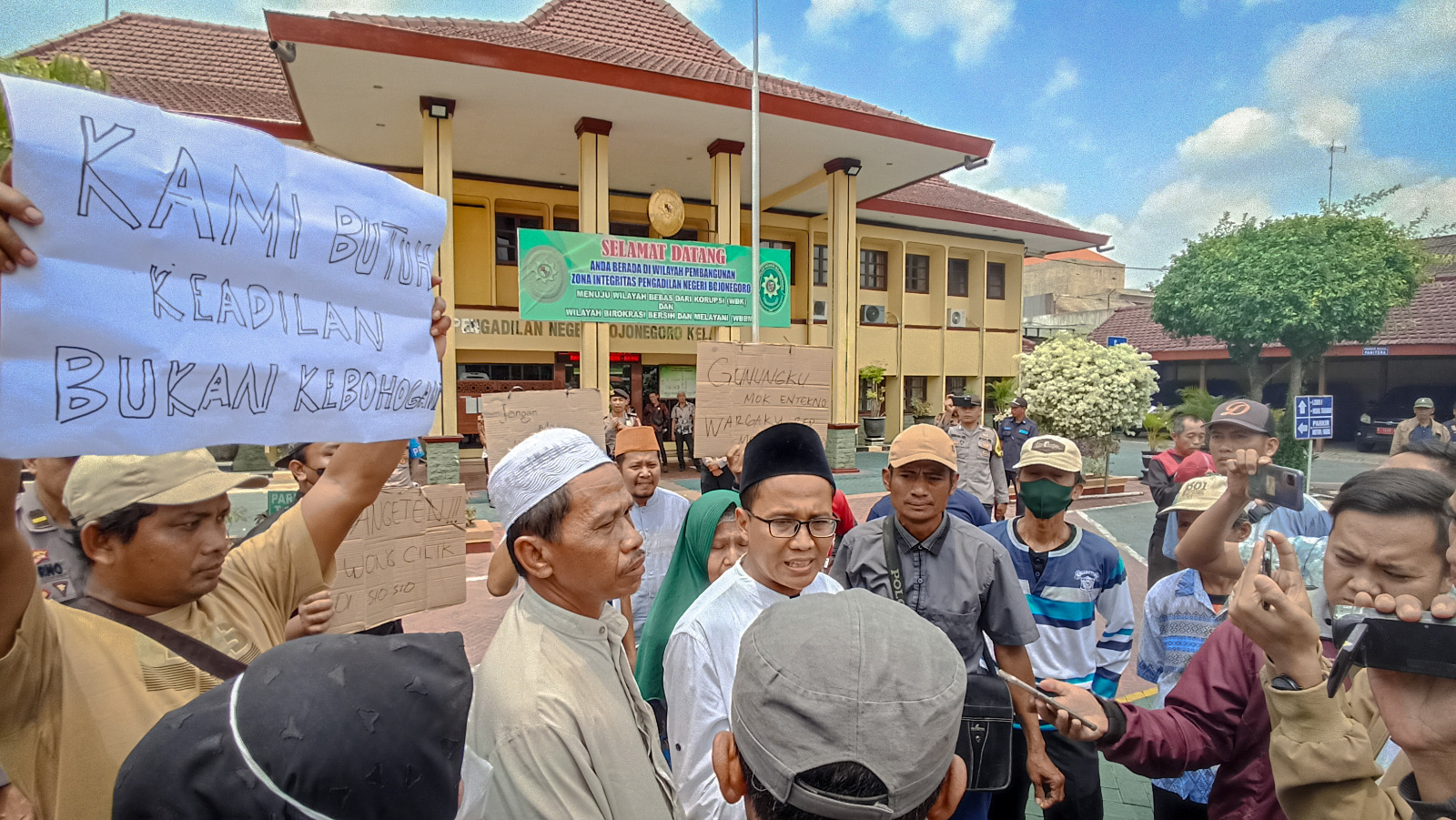 Gruduk PN Bojonegoro, Warga Baureno : Gunung Dihabiskan, Warga Mau Dipenjarakan