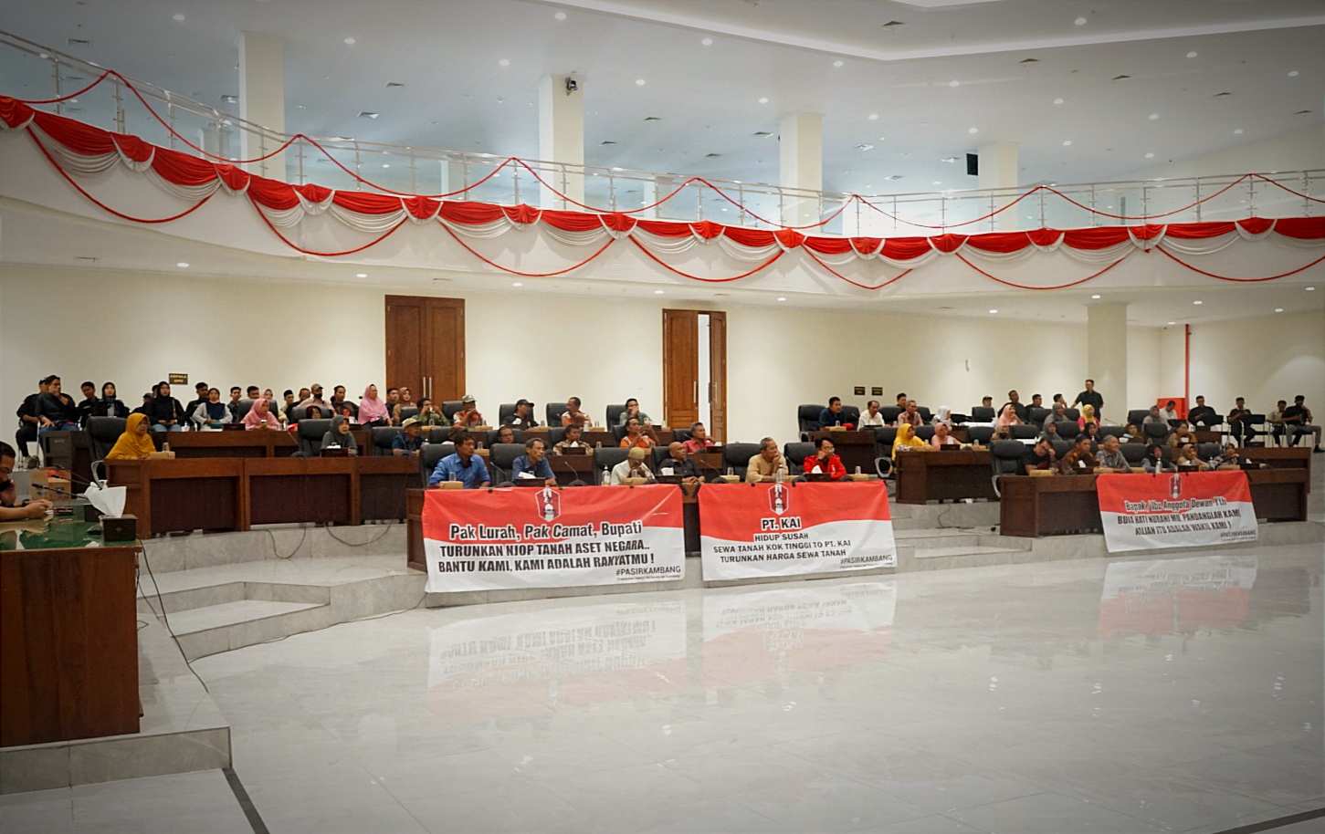 Sewa Lahan PT KAI Dinilai Mahal, Ratusan Warga Pasirkambang Wadul DPRD Bojonegoro