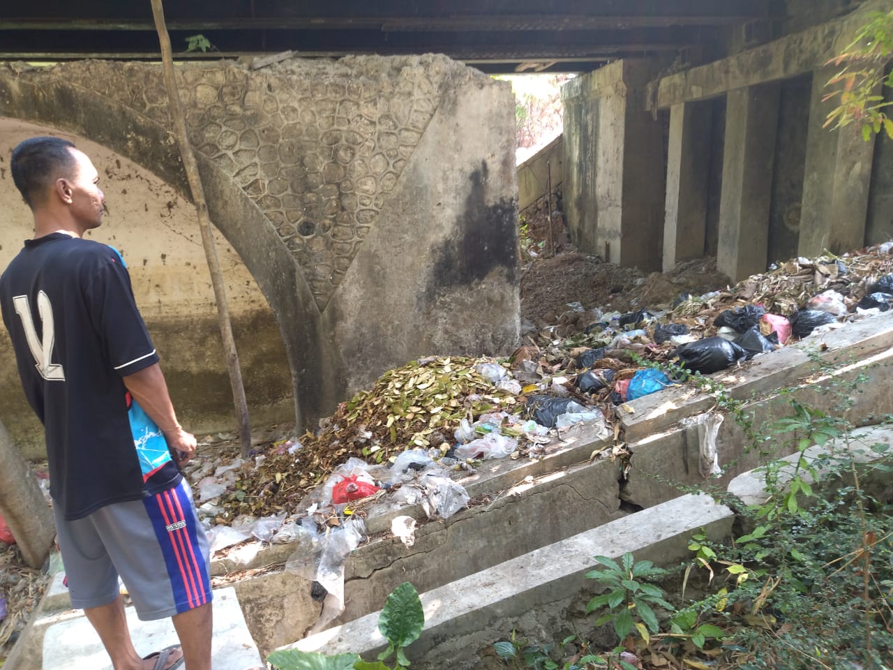 Kurangnya Kesadaran Warga, Banyak Sampah di Bawah Jembatan Pasar Kedungadem