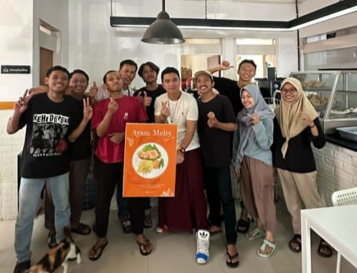 Sebelum Tampil di All Out Festival, Aldi Taher Kunjungi Ayam Ternak Bojonegoro
