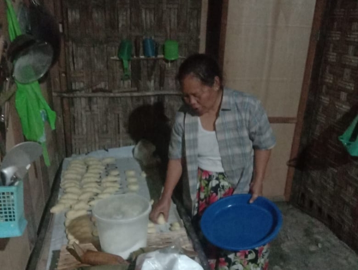 Rasmi, Keliling Desa Jualan Botok dan Kue Tradisional Penuhi Kebutuhan