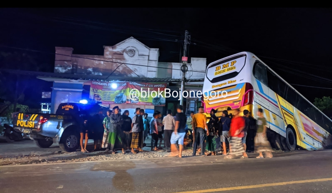 Bus Terperosok di Timur Jembatan Kabunan