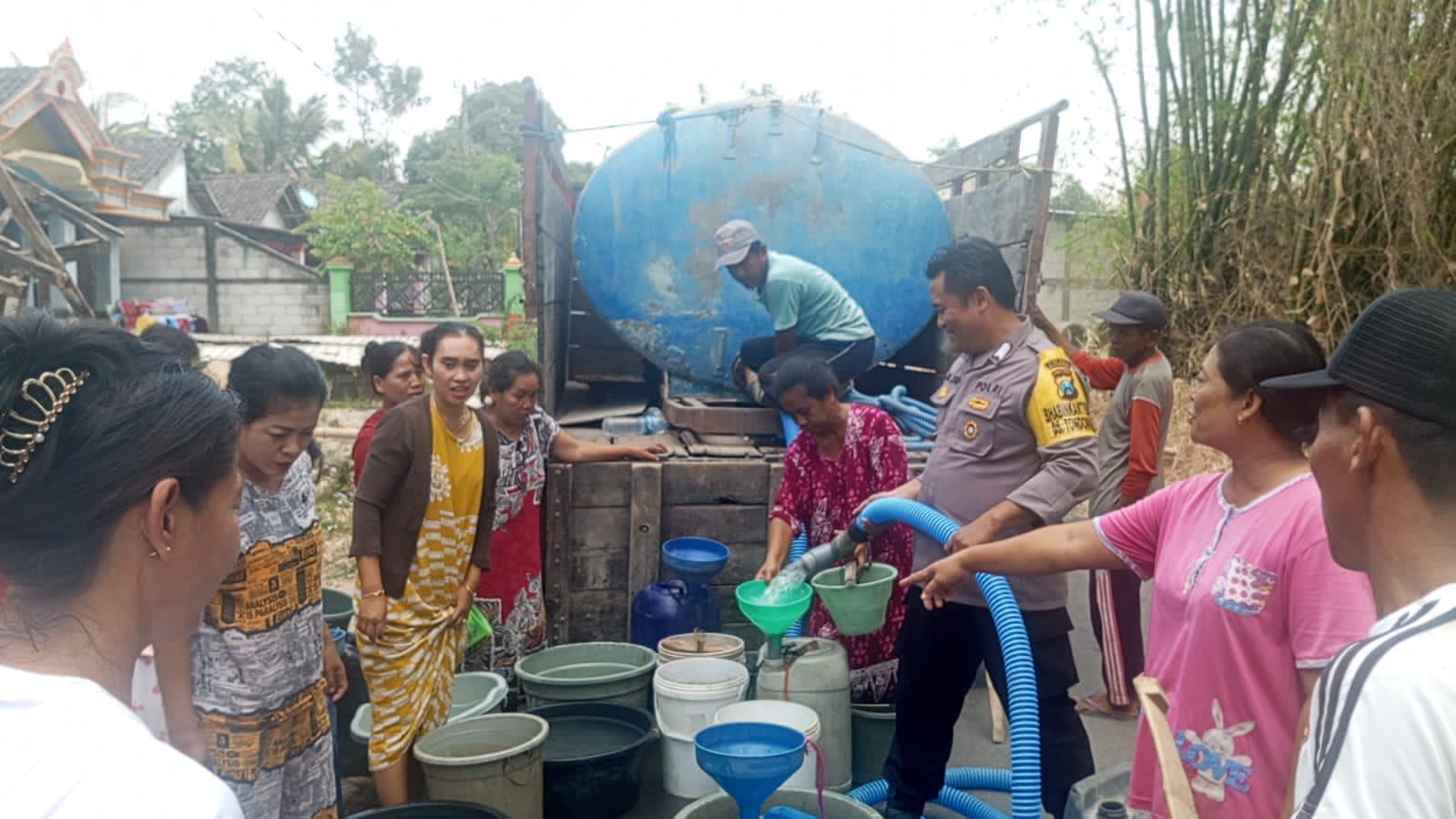 Jum'at Berkah, Jum'at Berbagi Ala Kapolsek Kedungadem