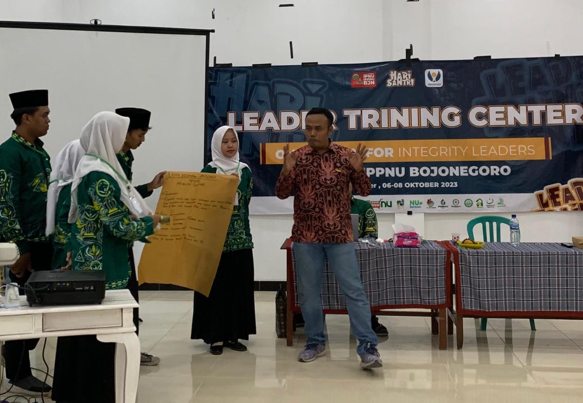 Owner BMG Berbagi dengan IPNU dan IPPNU Bojonegoro