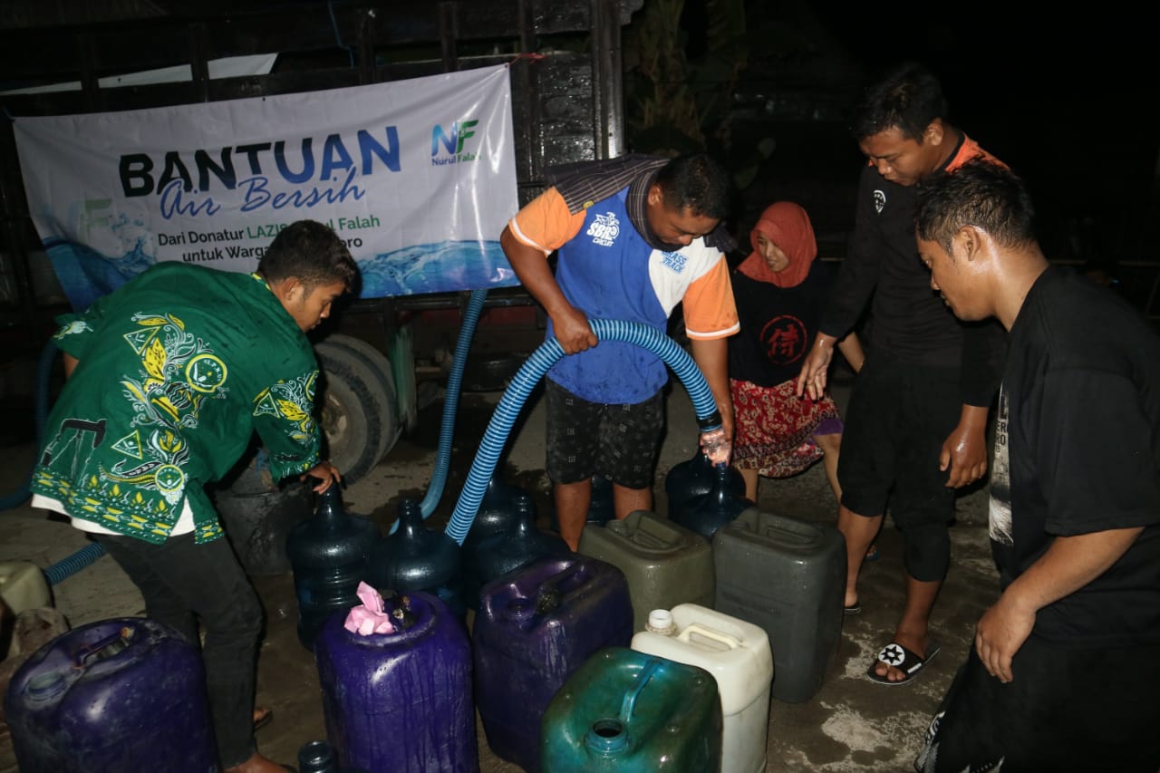 LAZIS Nurul Falah Salurkan Air Bersih untuk Warga Bojonegoro
