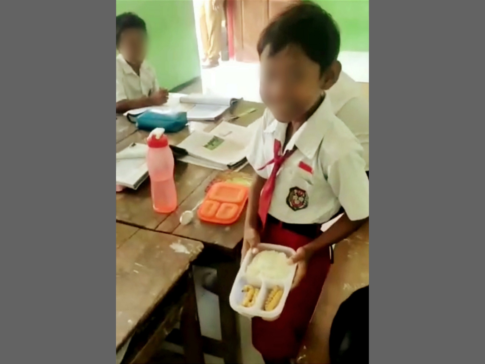 Viral Siswa Sd Di Bojonegoro Bawa Bekal Ulat Sagu 5562