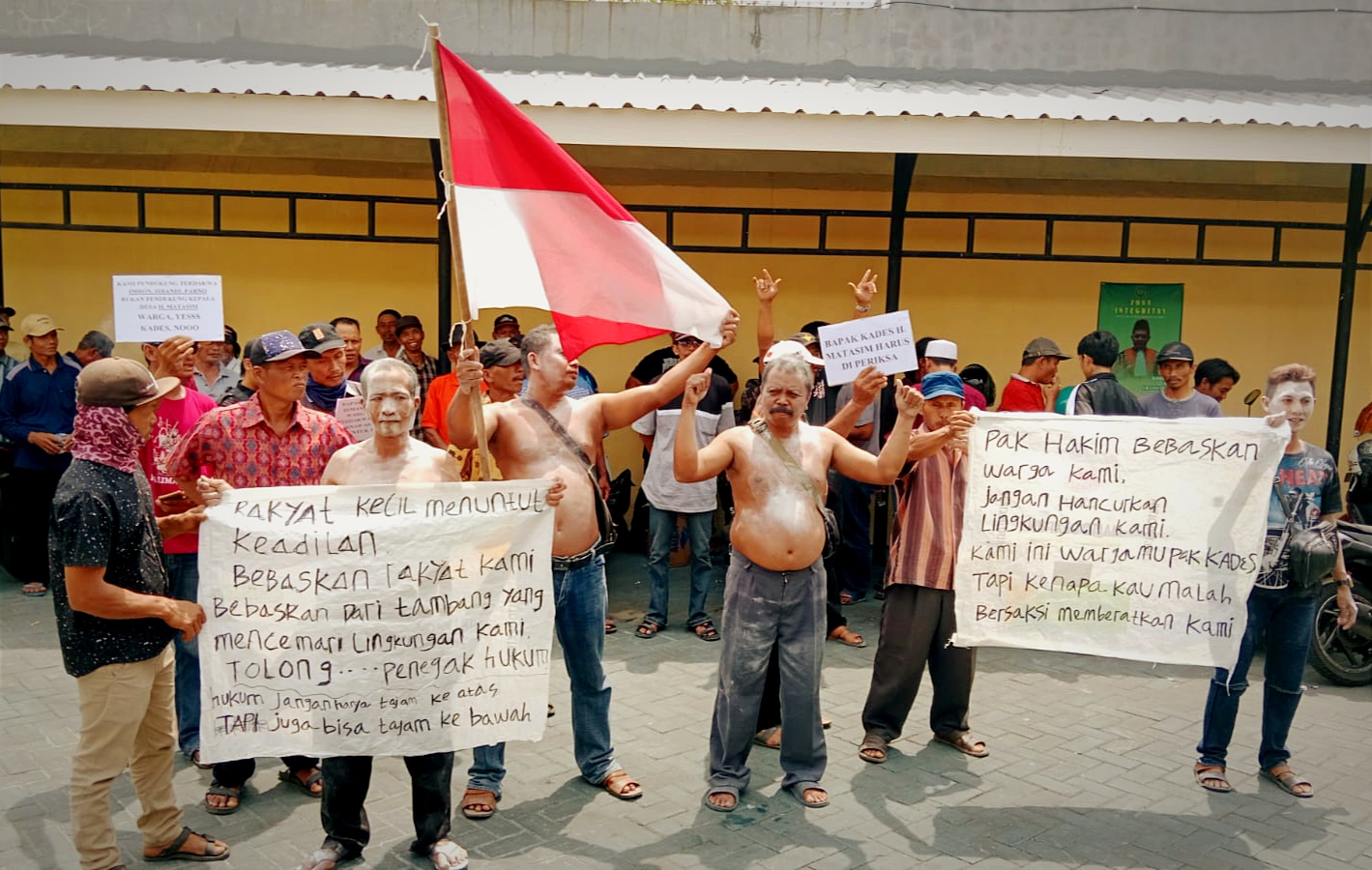 Kades Dihadirkan, Warga Gelar Aksi hingga Penuhi Ruang Sidang PN