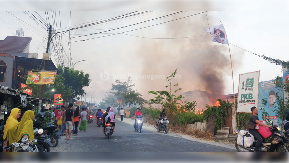 Kebakaran Hebat Lahan Kosong di Sumberrejo