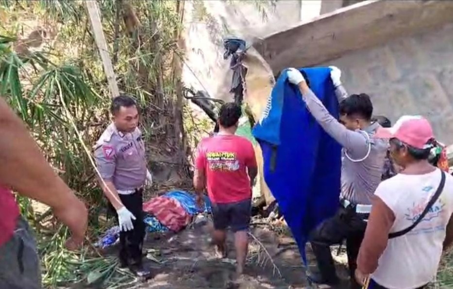 Diduga Ngantuk, Sopir Asal Jombang Terobos Jembatan Terjun ke Sungai