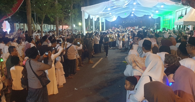 Belasan Ribu Santri Ikuti Pawai