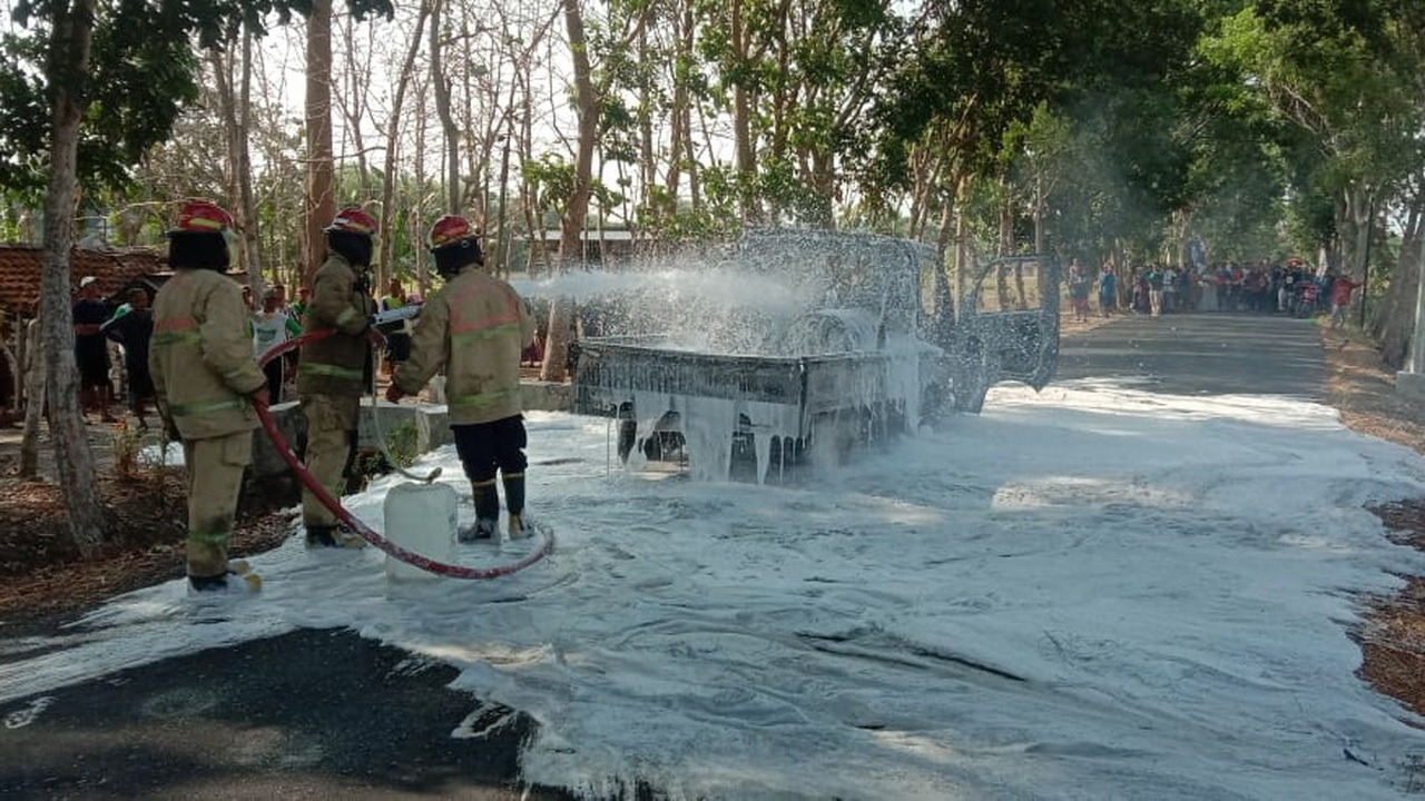Mobil Pickup yang Terbakar Diduga Milik Anggota Polri