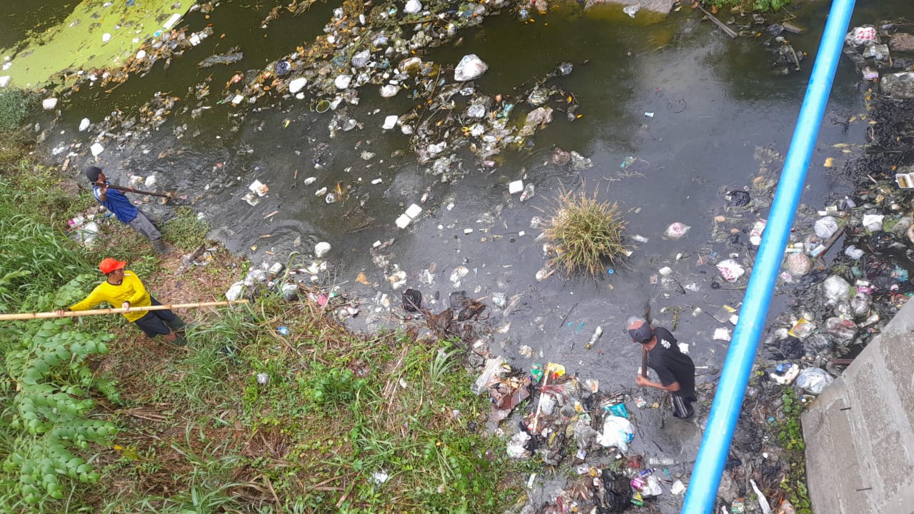 Gercep, Pemdes Woro Bersih Sungai Saat Musim Hujan