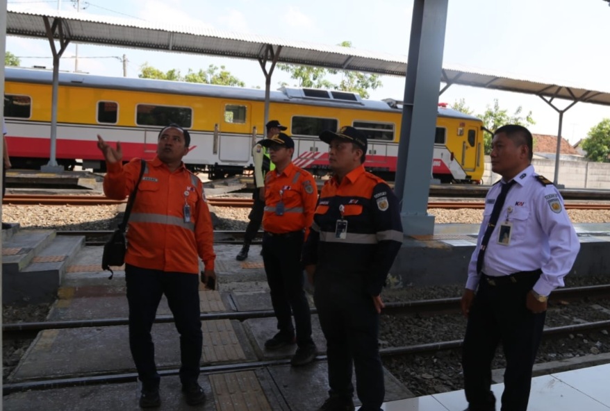 Daop 8 Pastikan Keselamatan & Kelancaran Perjalanan KA dengan Cek Lintas Surabaya Pasarturi - Tobo