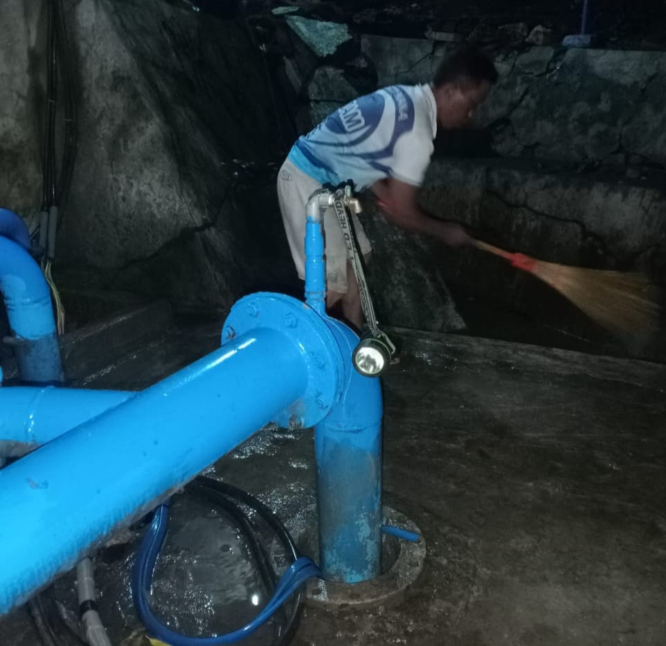 Sempat Direndam Banjir, Tim Operator Perumda Air Minum Tirta Buana Terjun Bersihkan Area Sumber
