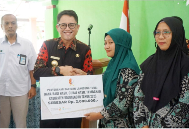 Pemkab Bojonegoro Berikan BLT DBHCT dan Bansor Penanganan Kemiskinan Ekstrem
