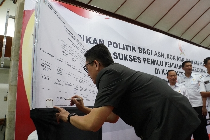 Ikrar Penandatanganan Komitmen Netralitas Pemilu Diikuti Pj Bupati Bojonegoro, ASN Hingga Kades