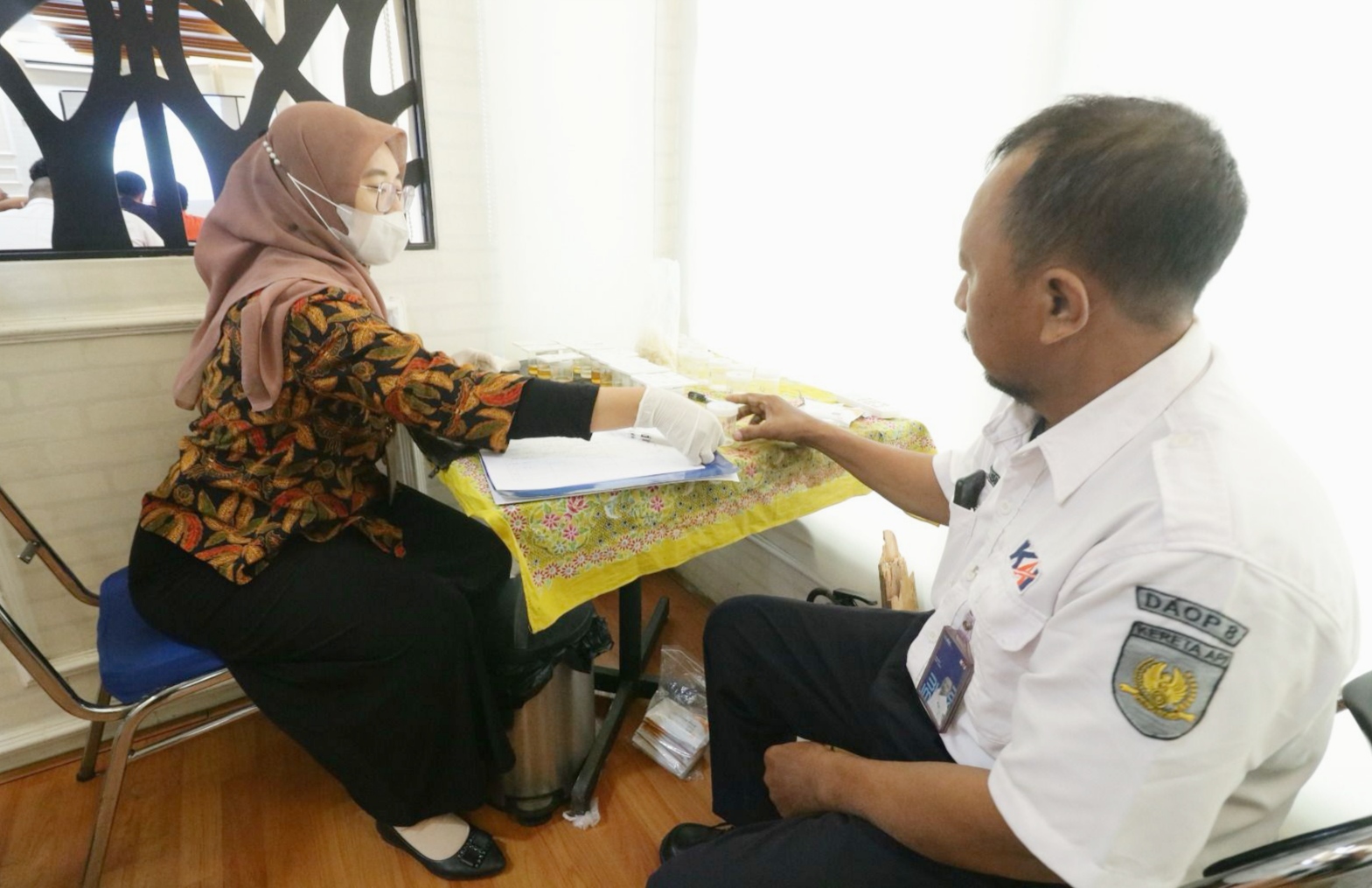 Pekerja KAI Daop 8 Surabaya Jalani Tes Urin Acak Jelang Nataru