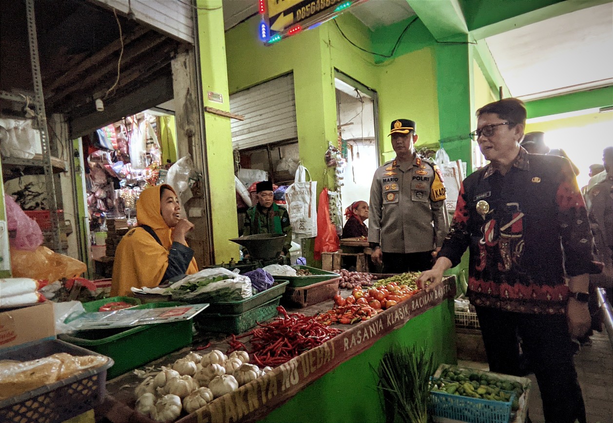 Pj Bupati Bojonegoro Tinjau Harga dan Ketersediaan Bahan Pokok