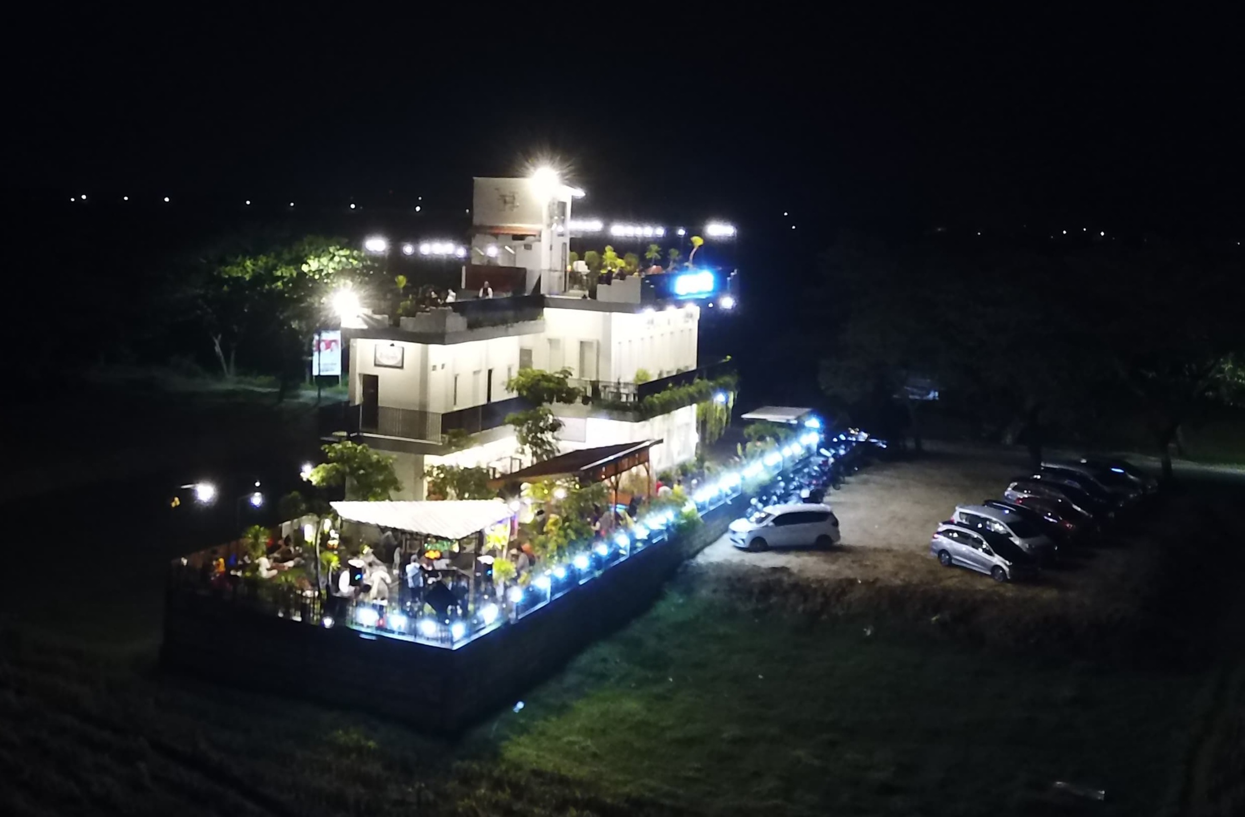 D'Konco Cafe Ramai dan Gemerlap