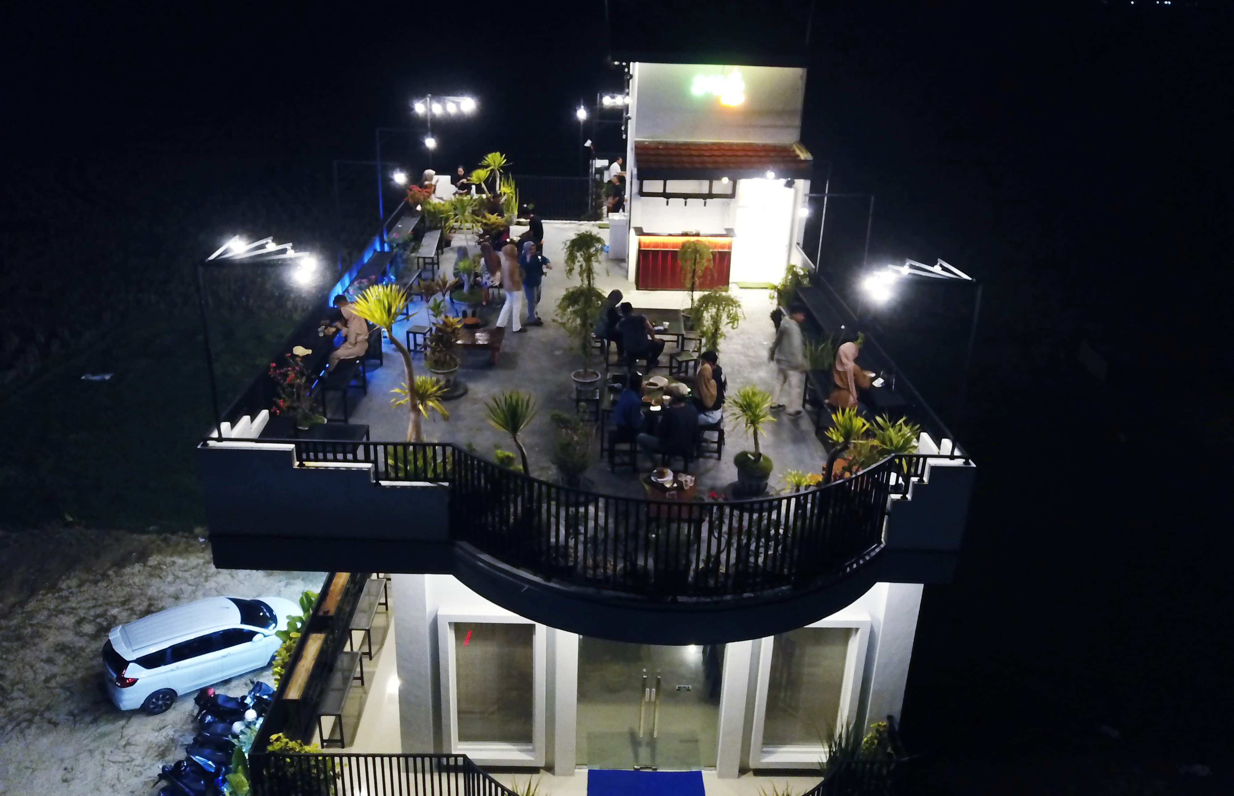 Ikonik, D'Konco Cafe Gelar Barbeque di Rooftop