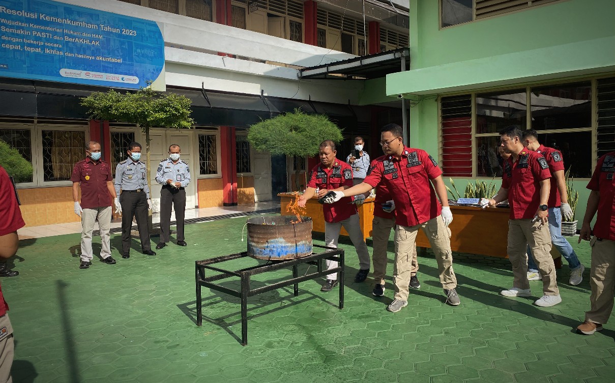Ratusan Barang Terlarang yang Masuk Lapas Bojonegoro Dimusnahkan