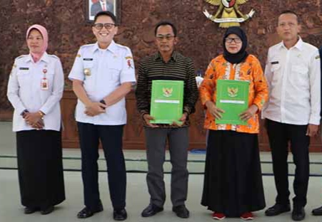 Pj Bupati Serahkan 49 SK Pensiun PNS di Bojonegoro